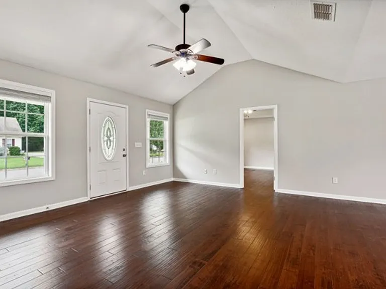 257 Williamsburg Cir — Photo 32