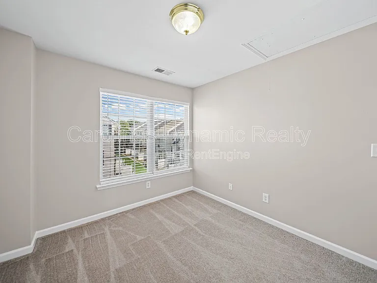 1526 Royal Auburn Ave — Photo 23