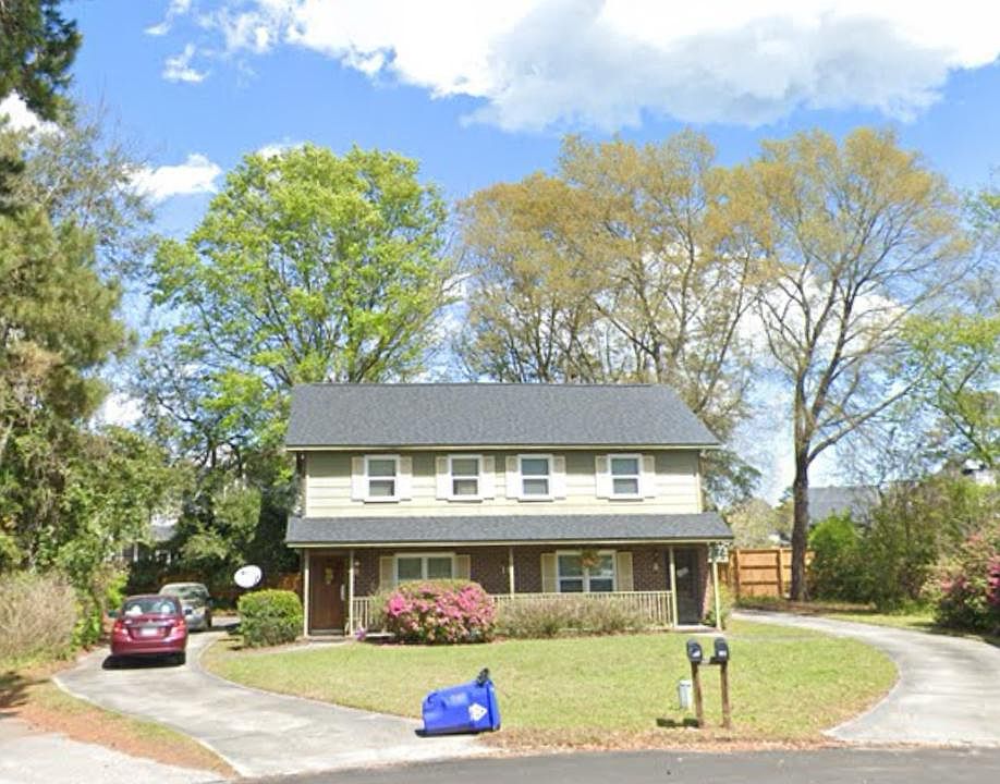 Unit A is on the right side of house. Front porch is a relaxing place to sit. Drive way spacious.