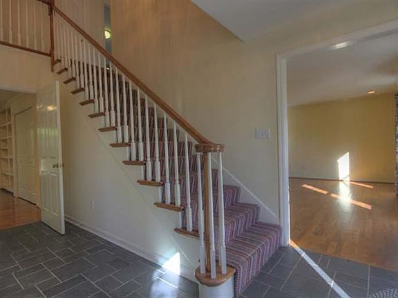 5th image of 648 Lakeshore Dr