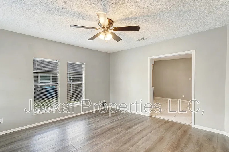 2 bed, 1.0 bath, 942 sqft, $1,195 — Photo 2