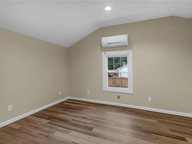 424 Byron Ave E — Photo 6