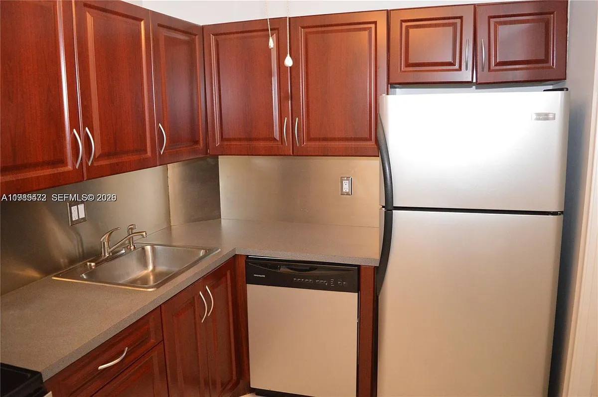 Building Photo - 9 NE 19th Ct #204C
