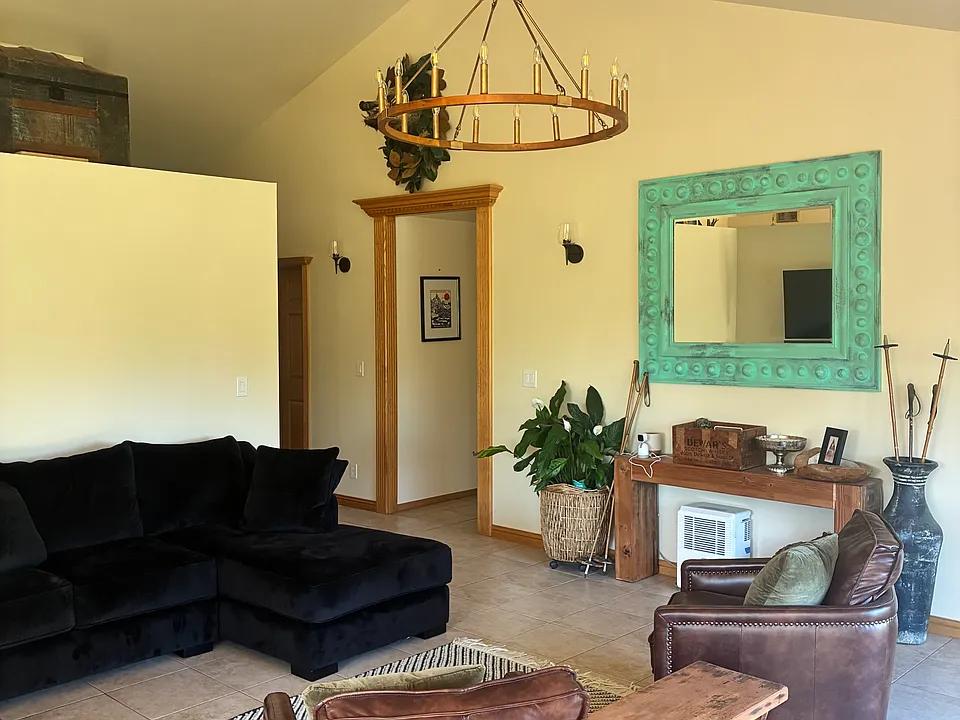3260 E Palmdale Dr