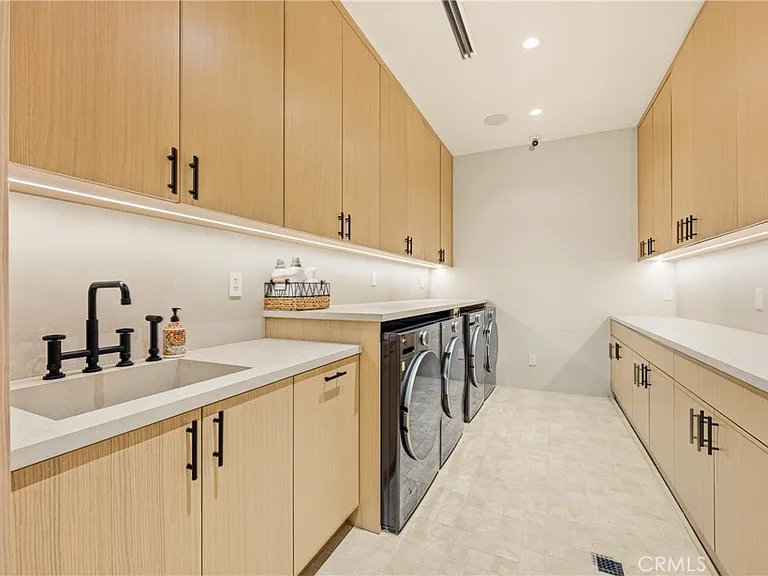 22924 Erwin St — Photo 34