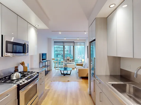 550 West 54th Street image 1 of 31