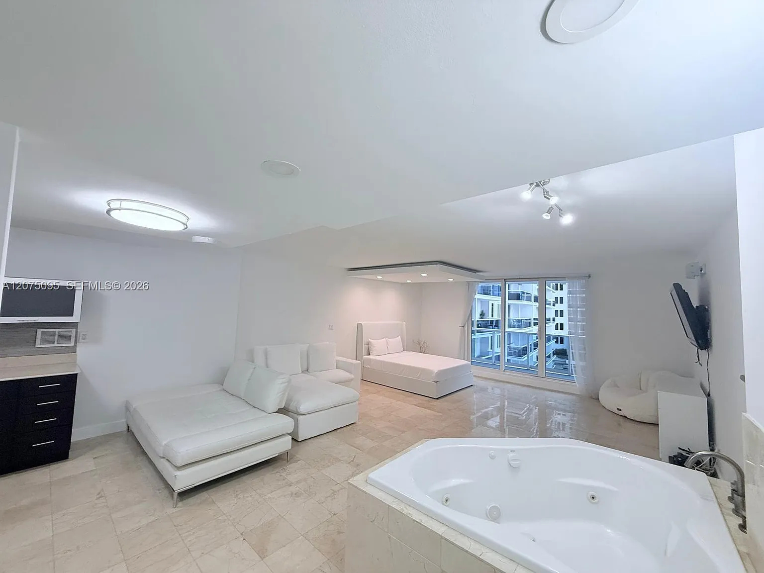 Roney Palace Condo — Photo 4