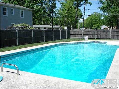 3rd image of 517 Oak Hill Ct