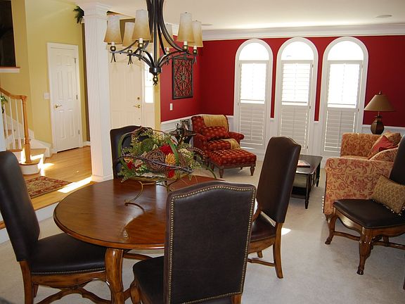 Dining room/formal sitting area