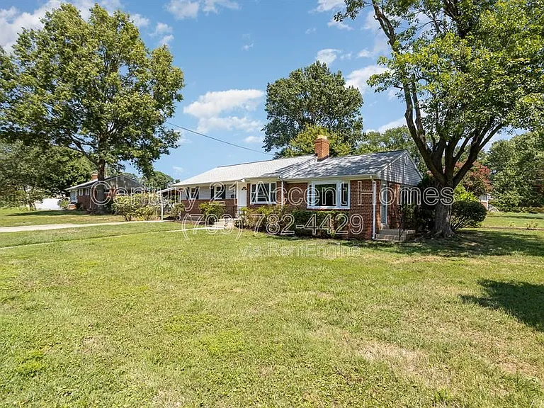3233 Holly Hill Dr — Photo 2
