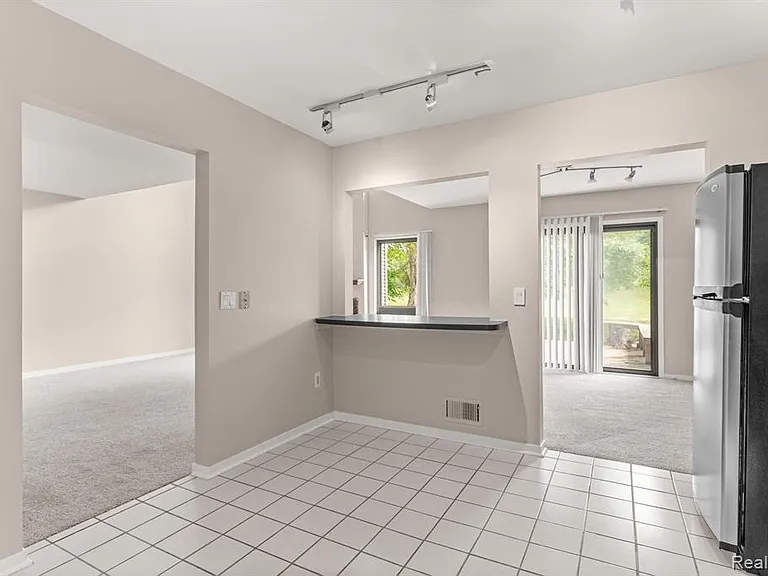 644 Ashley Cir — Photo 12