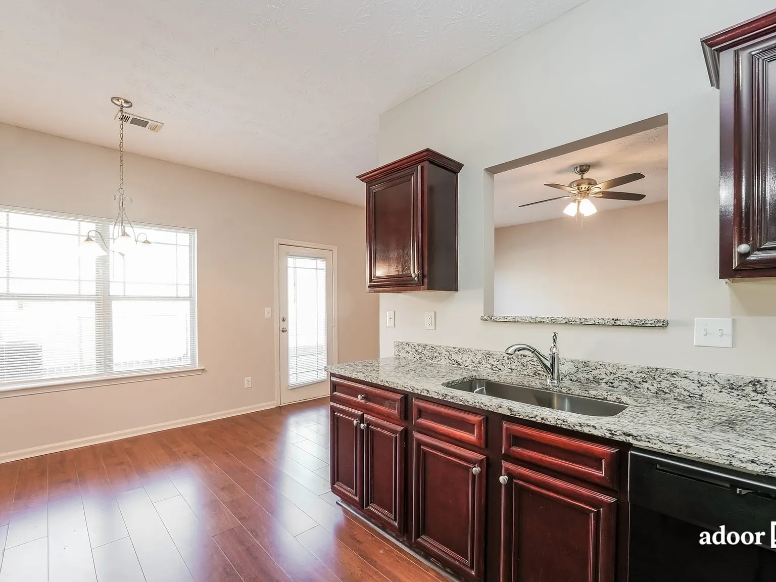 3 bed, 2.5 bath, 1640 sqft, $1,800 — Photo 2