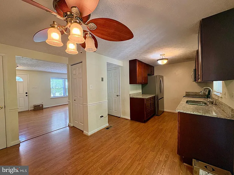 8112 Parkdale Ct — Photo 9