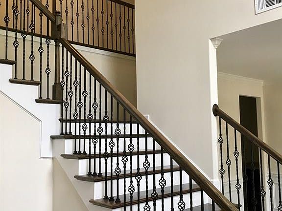 3rd image of 100 Wellington Cir