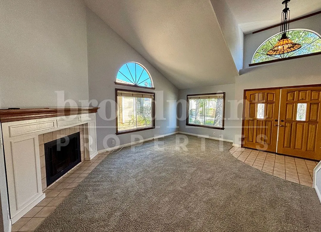 3 bed, 2220 sqft, $3,895 — Photo 2