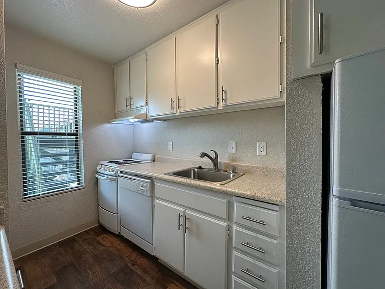 Olive Glen — Photo 4
