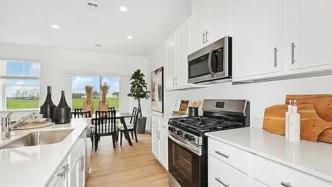 3 bed, 1714 sqft, $2,495 — Photo 3