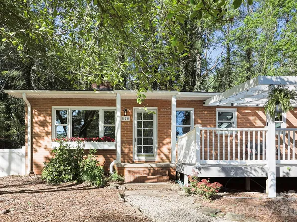 121 Wells St, Hendersonville, NC 28739