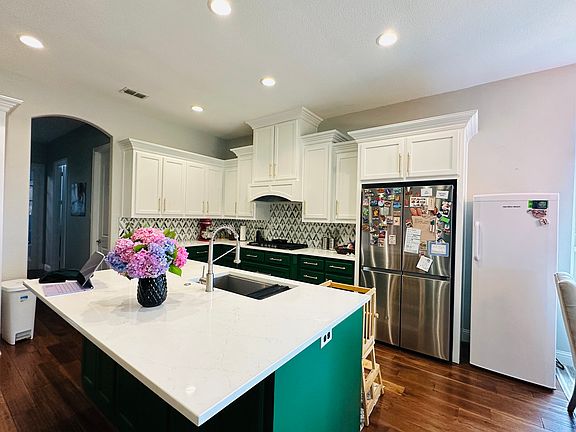 3rd image of 401 Plumeria Dr