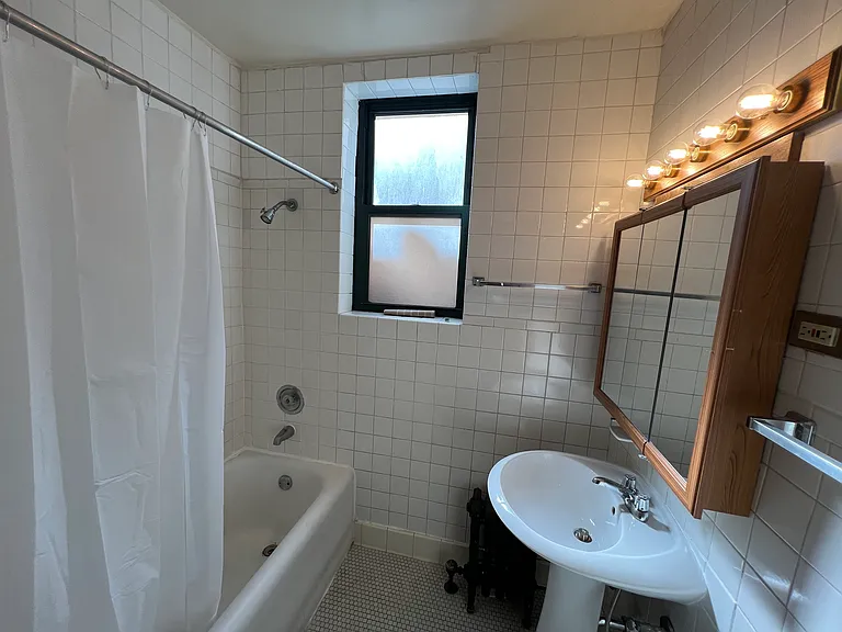 431 West Roscoe Street — Photo 18