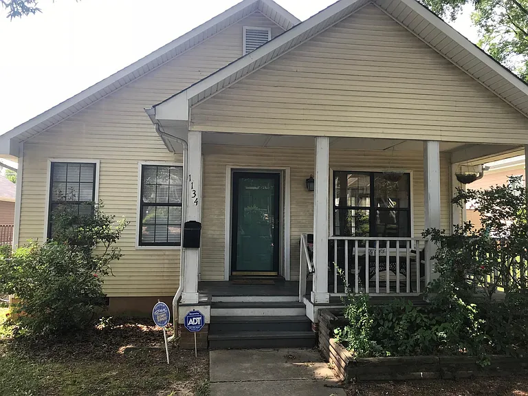 1134 E 8th St — Photo 1