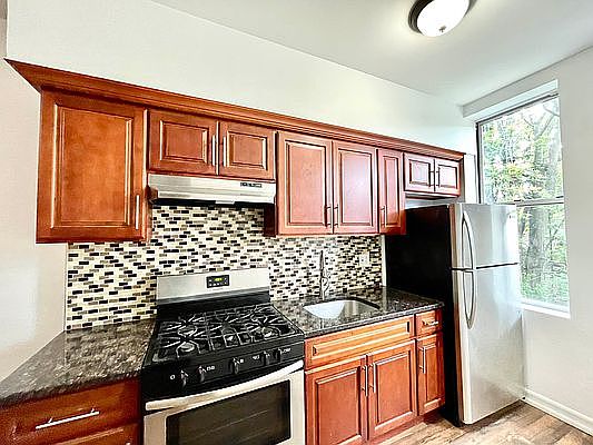 4th image of 1724 Woodbine St APT 3