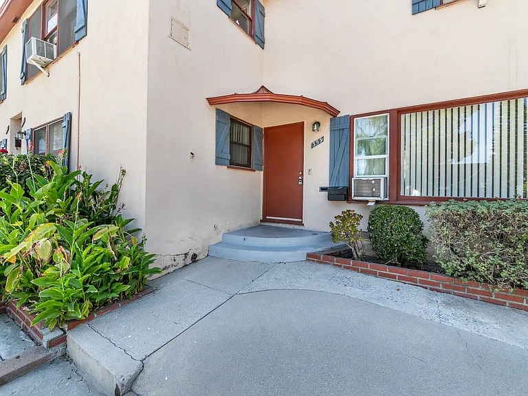 359 W Providencia Ave — Photo 2