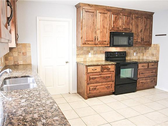 4th image of 934 Windy Meadow Dr