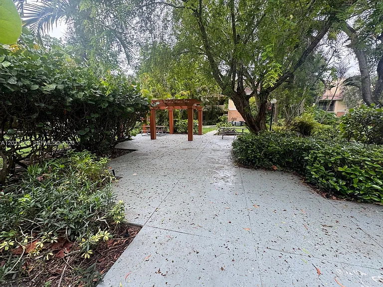 E Sunrise Lakes Dr — Photo 25