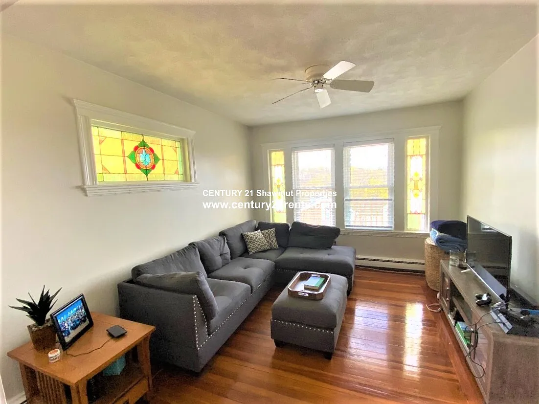 3 bed, 1.0 bath, 1600 sqft, $3,400 — Photo 4