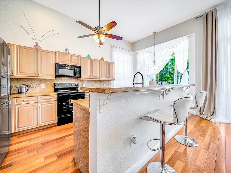 1241 S 13th Ave — Photo 3
