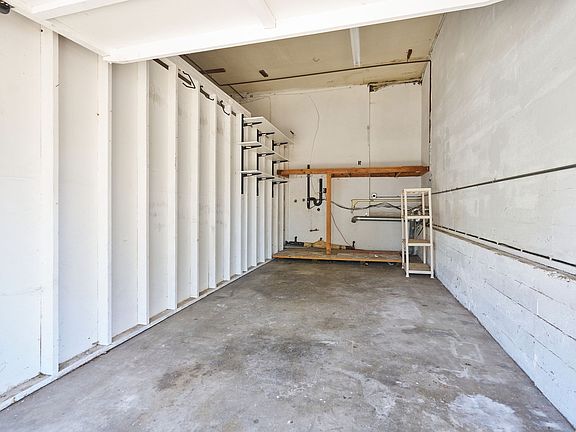 5th image of 301 Carnelian St #D