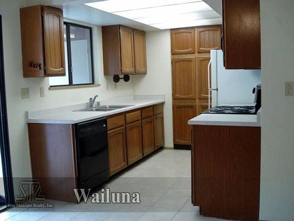 Nice bright kitchen!