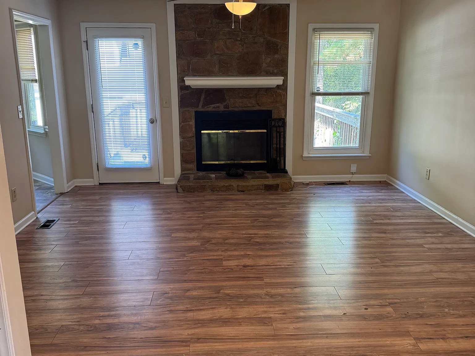3 bed, 1328 sqft, $2,000 — Photo 4