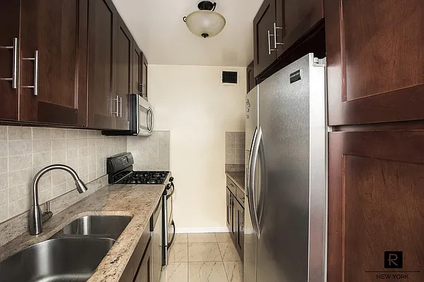 Sold by R New York | media 2