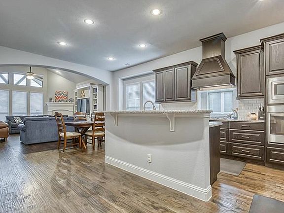 4th image of 421 Hogue Ln