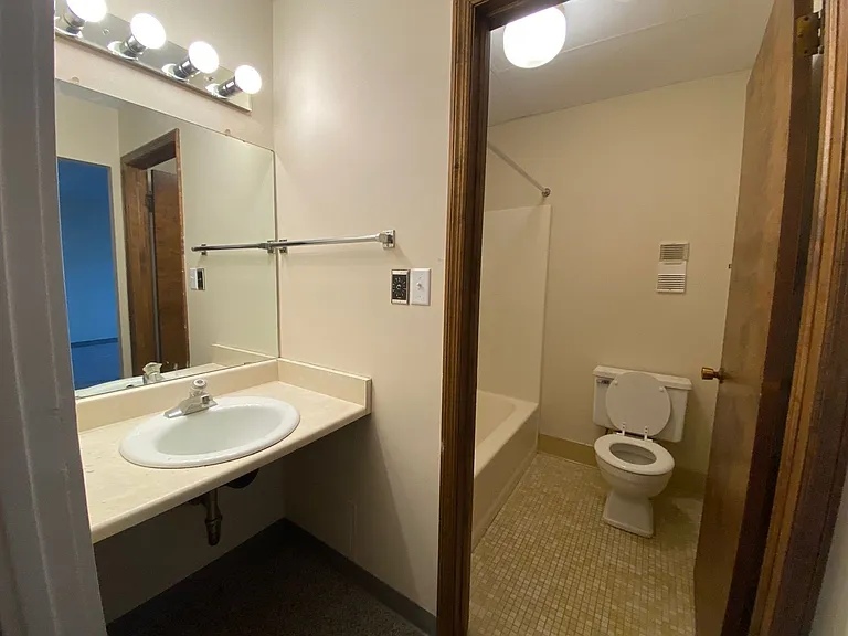Cass Street Apartments — Photo 22