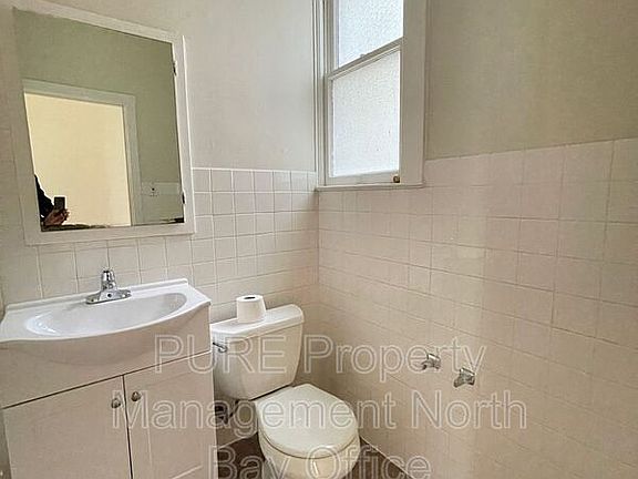 5th image of 3330 Broderick St APT 2