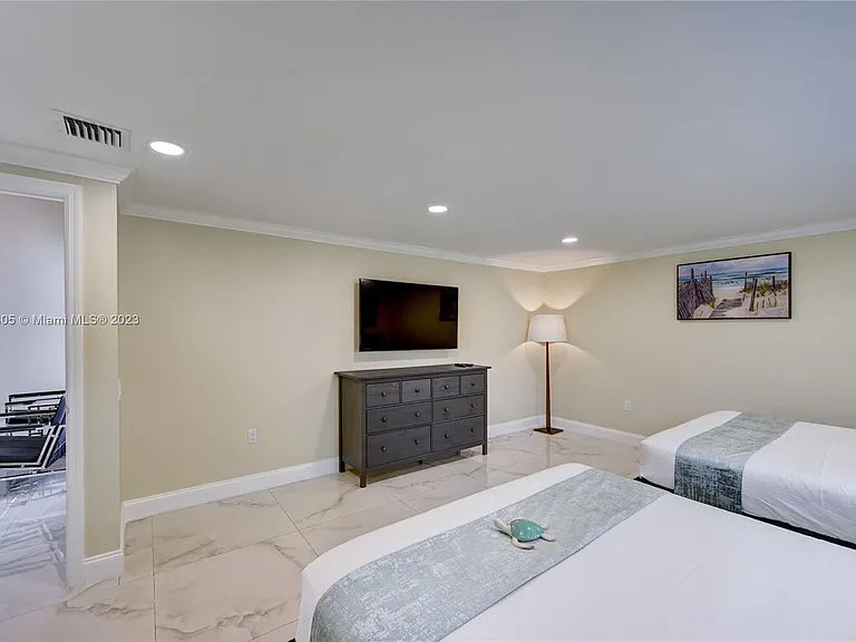 1109 Hollywood Blvd — Photo 16