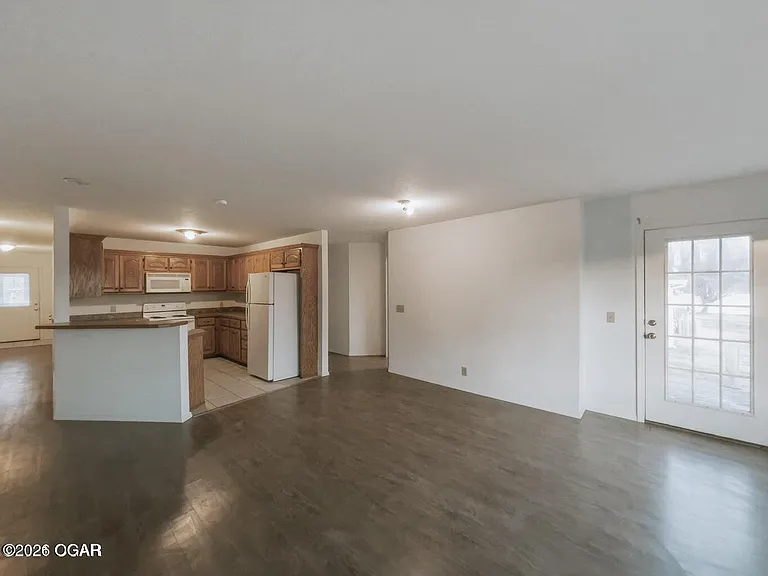 914 Briarview Dr — Photo 2
