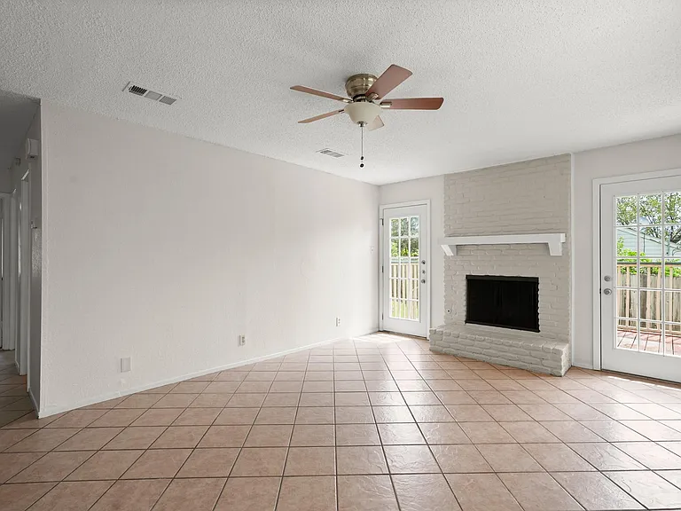 1404 Valleyridge Cir #B — Photo 8