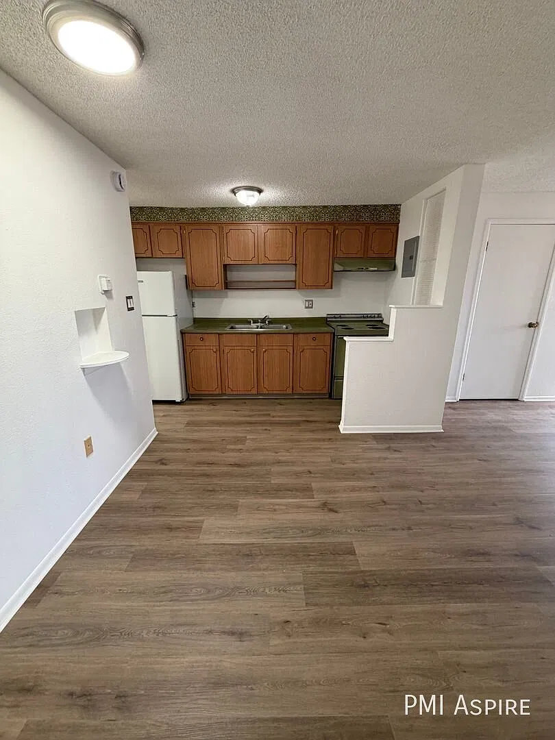 Retro 70's Vibe 1 Bedroom Apartment on the Top Floor in the heart of Englewood — Photo 4