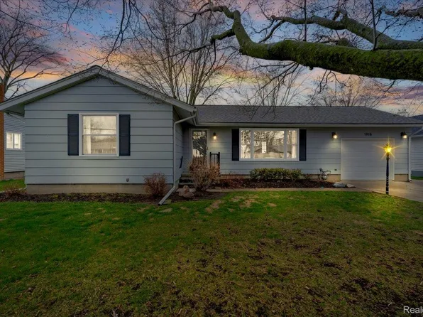 1918 Vine St, Saint Clair, MI 48079