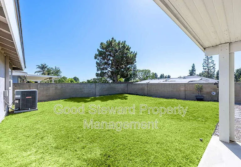 1219 N Van Buren St — Photo 36