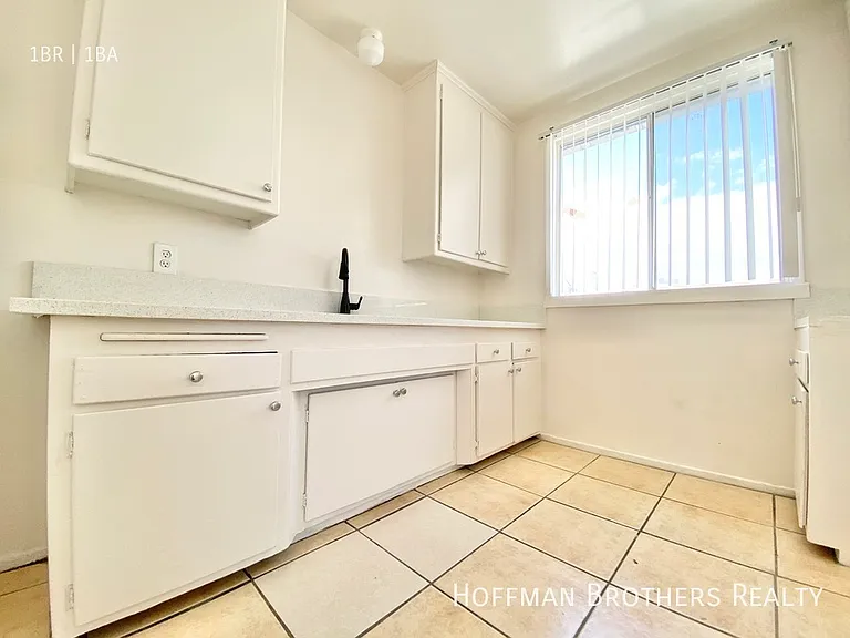 1425 W Jefferson Blvd #1/2 — Photo 5