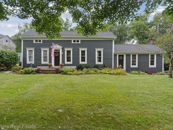 9460 McClements Rd, Brighton, MI 48114