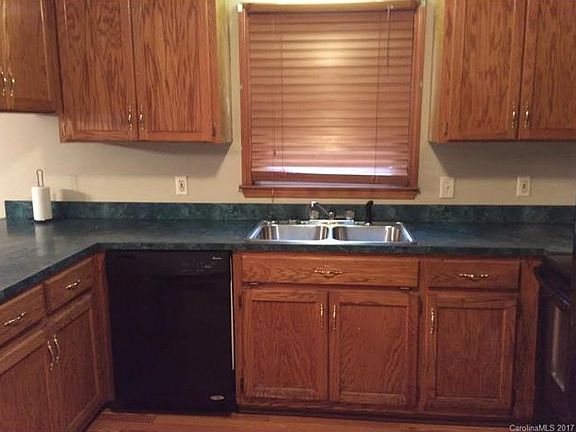 3rd image of 1037 Greenbriar Dr #30