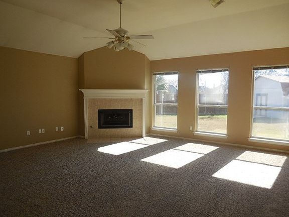 3rd image of 1602 Farmington Dr