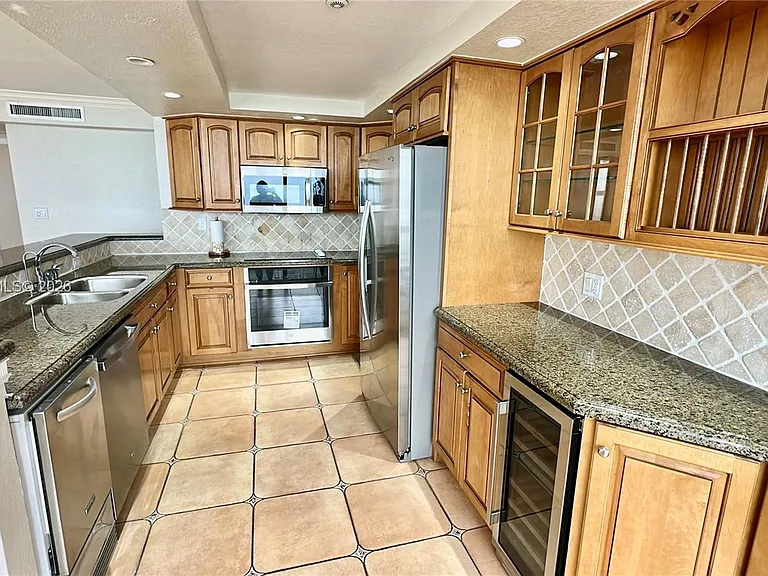 2555 Collins Ave #711 — Photo 3