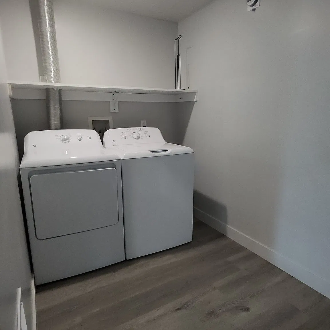 3 Beds, 2 Baths Van Nuys Apartment — Photo 4